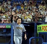 ３１日のヤクルト戦でファンの歓声に応える大山＝神宮（撮影・金田祐二）