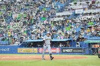 １回、雨で中断しベンチへ戻る大山（撮影・田中太一）