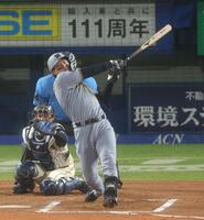３回、左越えに逆転２ランを放つ森下（撮影・金田祐二）