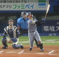 ６回、３ランを放つ坂本（撮影・金田祐二）