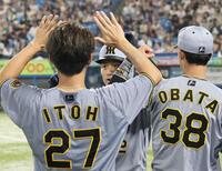６回、３ランを放った坂本は伊藤将に迎えられる（撮影・田中太一）