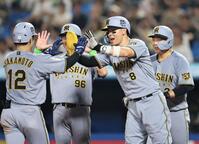 ６回、３ランを放った坂本を迎える佐藤輝（撮影・田中太一）