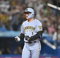 ３回、逆転の２ランを放ち生還する森下（撮影・堀内翔）