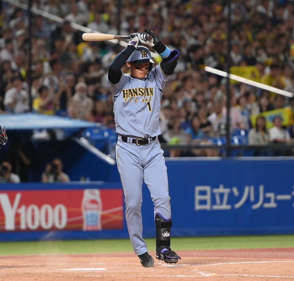 ７回、四球を選ぶ代打の森下（撮影・堀内翔）