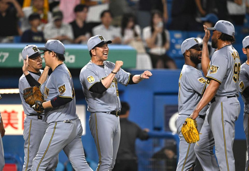 　逆転勝利を決めてドリス（右）と喜ぶ藤川監督（撮影・堀内翔）