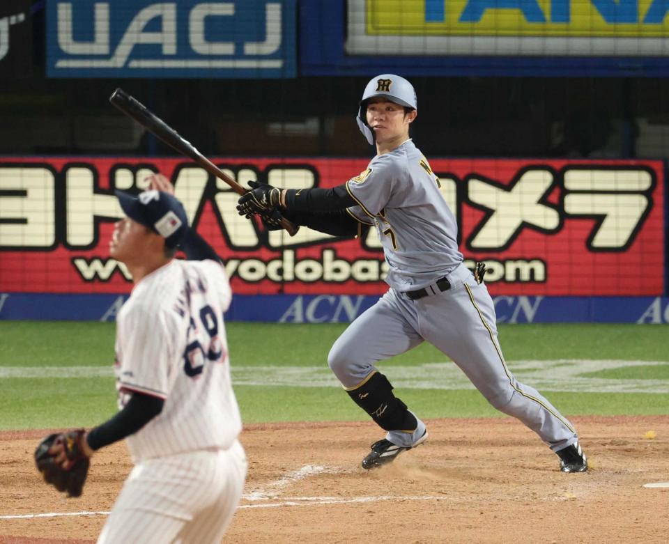 　７回、右犠飛を放つ中野（撮影・金田祐二）
