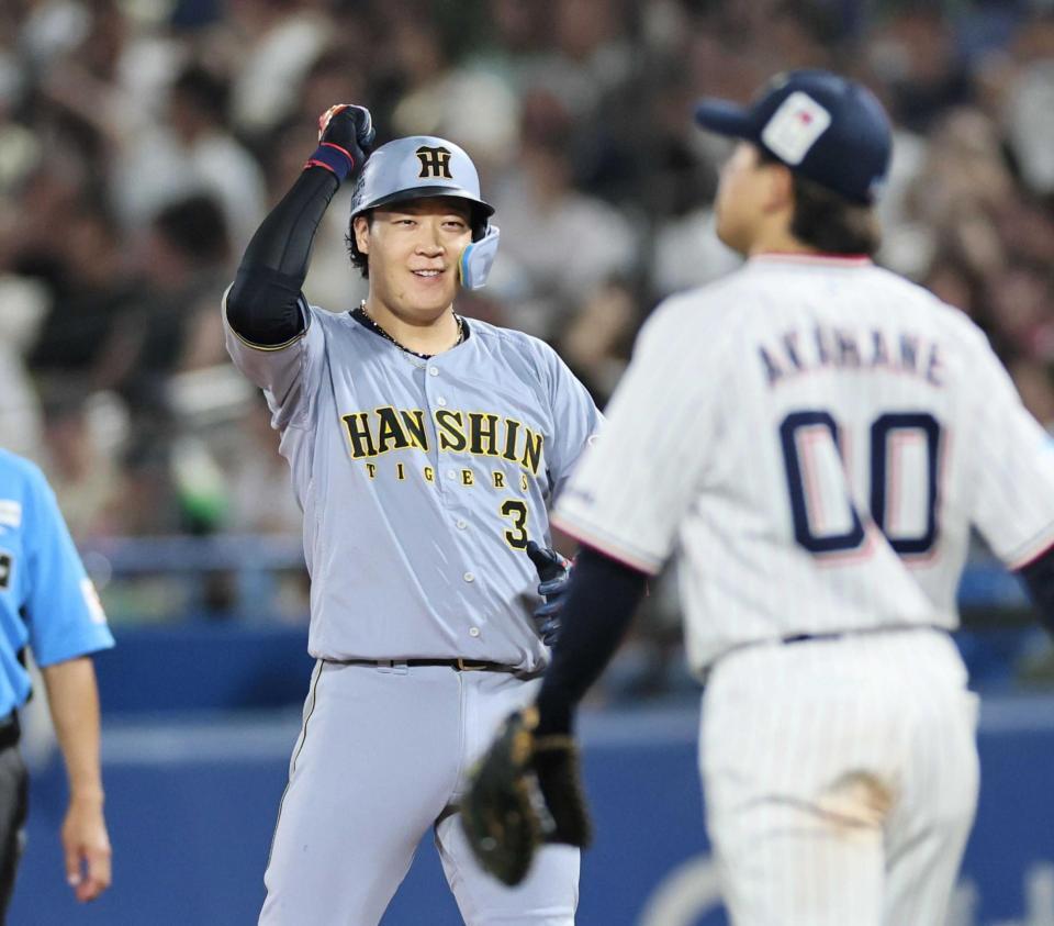 ３１日のヤクルト戦の７回、右前に逆転２点適時打を放て一塁でガッツポーズを見せる大山＝神宮（撮影・金田祐二）
