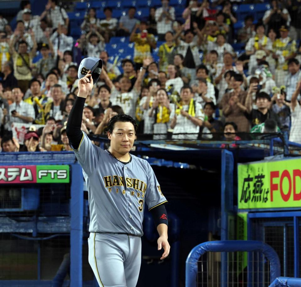 ３１日のヤクルト戦でファンの歓声に応える大山＝神宮（撮影・金田祐二）