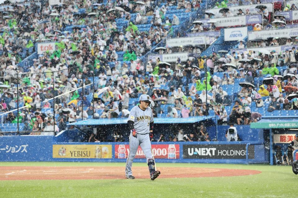 １回、雨で中断しベンチへ戻る大山（撮影・田中太一）