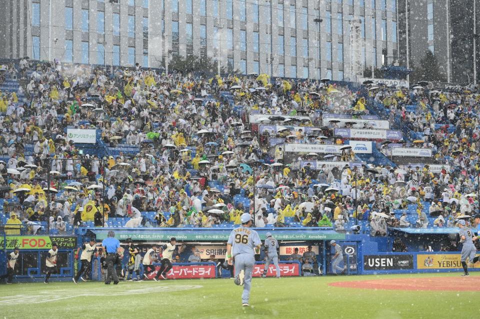 １回、降雨中断する神宮球場（撮影・堀内翔）