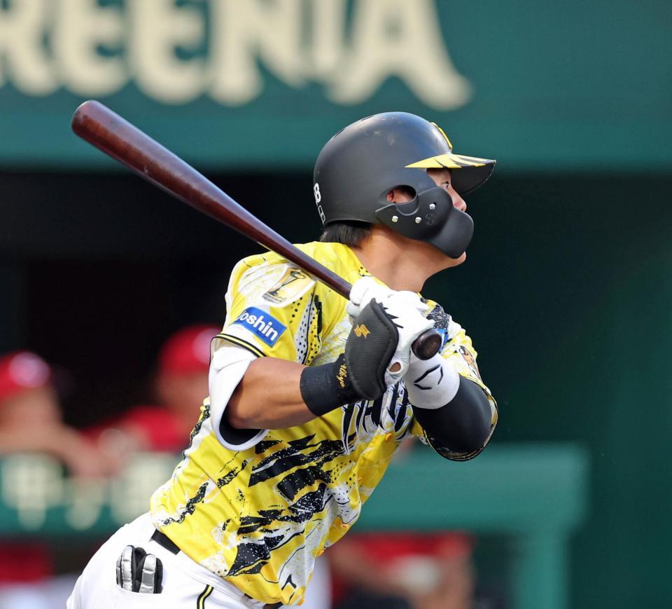 １回、中前打を放つ前川（撮影・立川洋一郎）