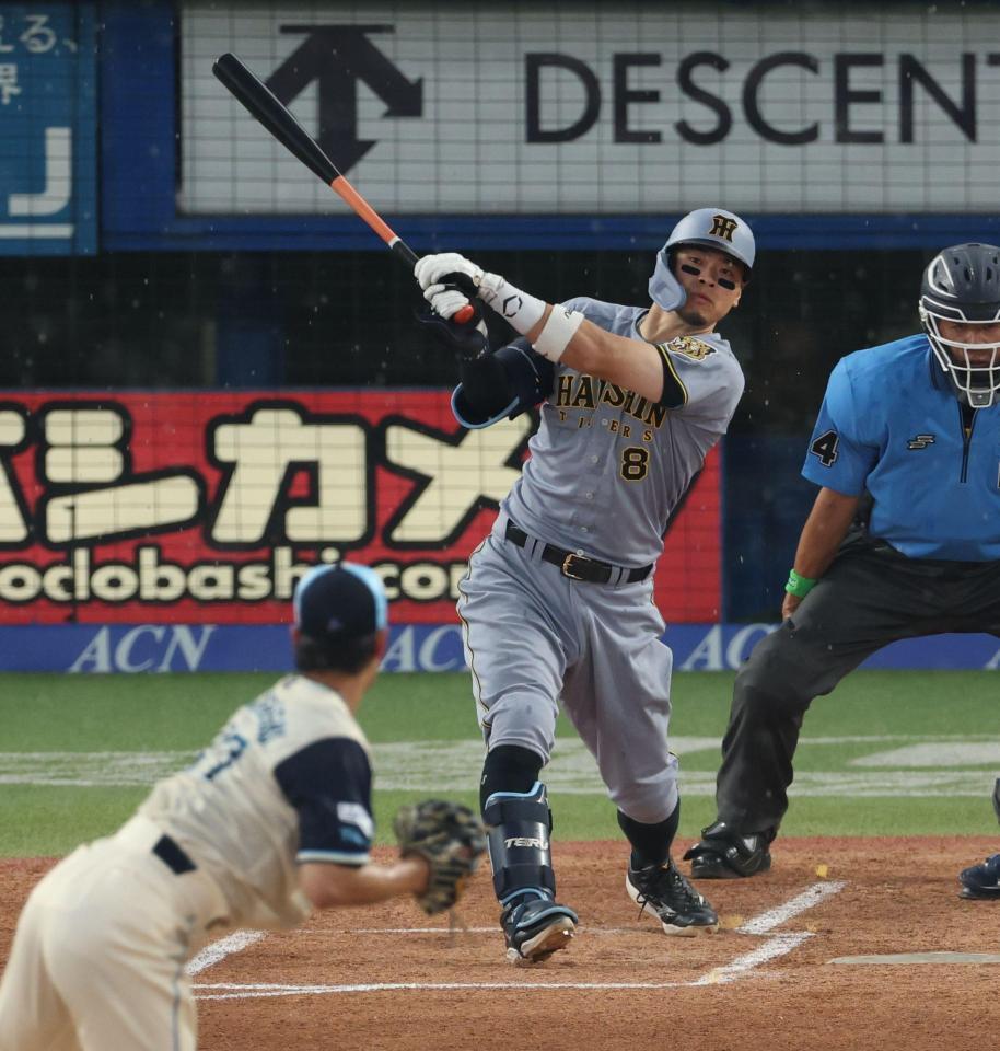 １回、中前打を放つ佐藤輝（撮影・金田祐二）