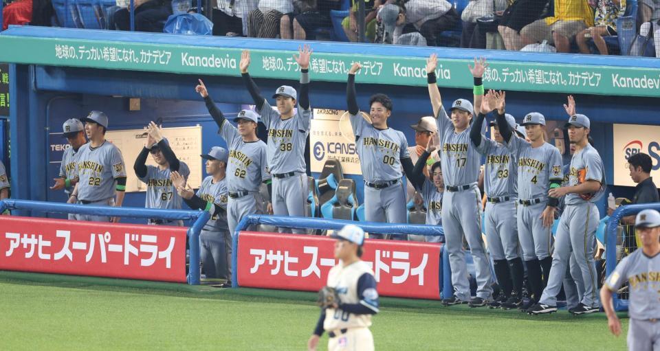 １回、大山の先制２点二塁打で盛り上がる阪神ベンチ（撮影・金田祐二）