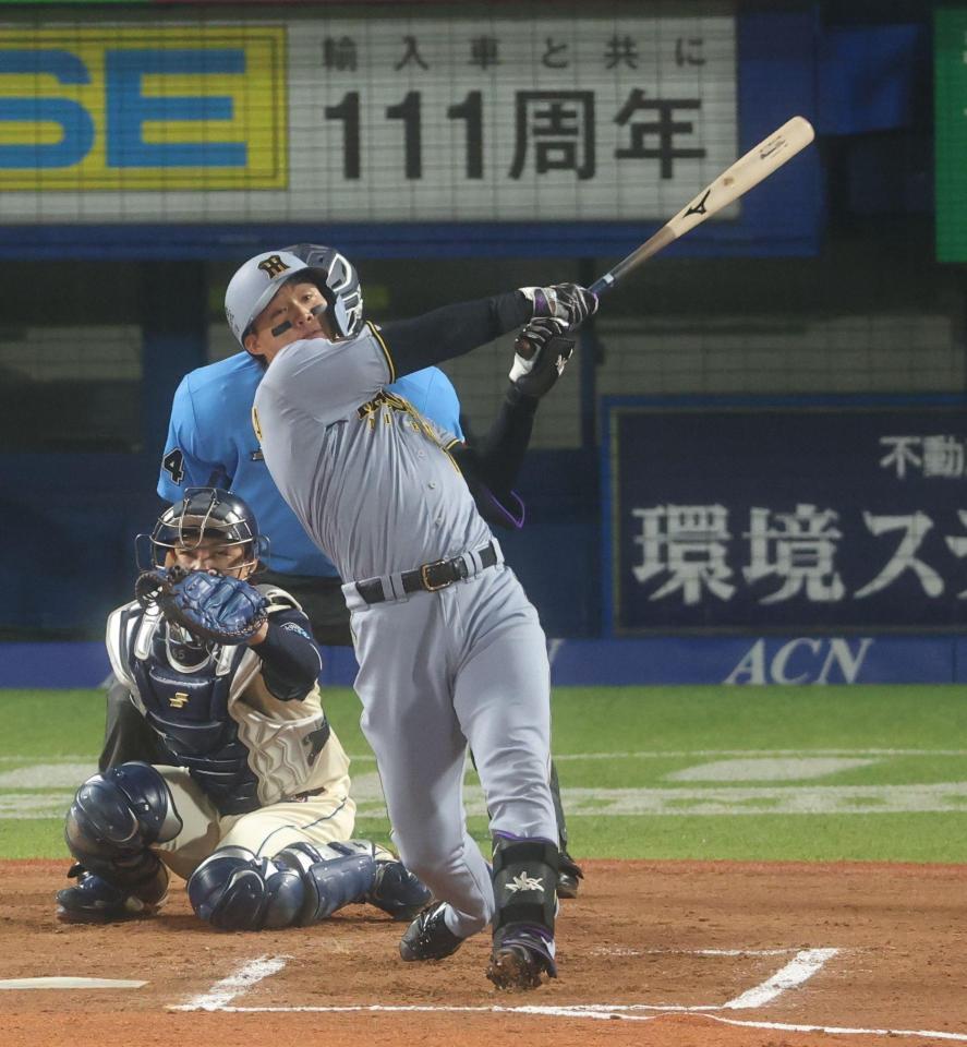 ３回、左越えに逆転２ランを放つ森下（撮影・金田祐二）