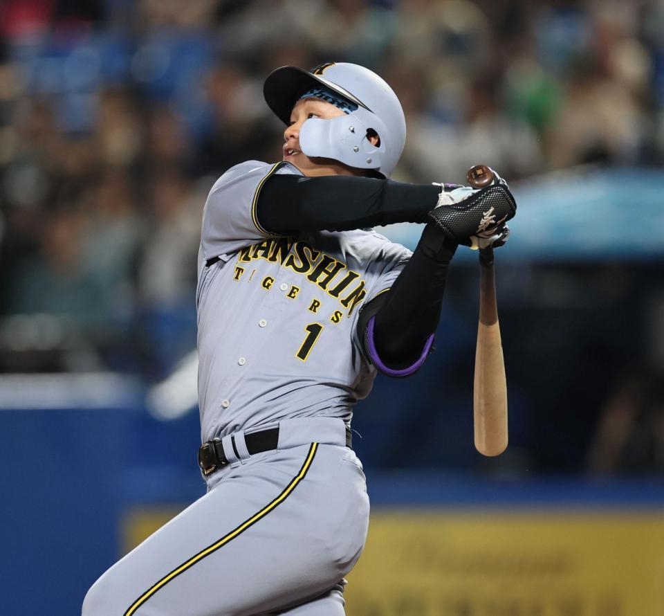 ３回、２ランを放つ阪神・森下翔太＝神宮（撮影・田中太一）