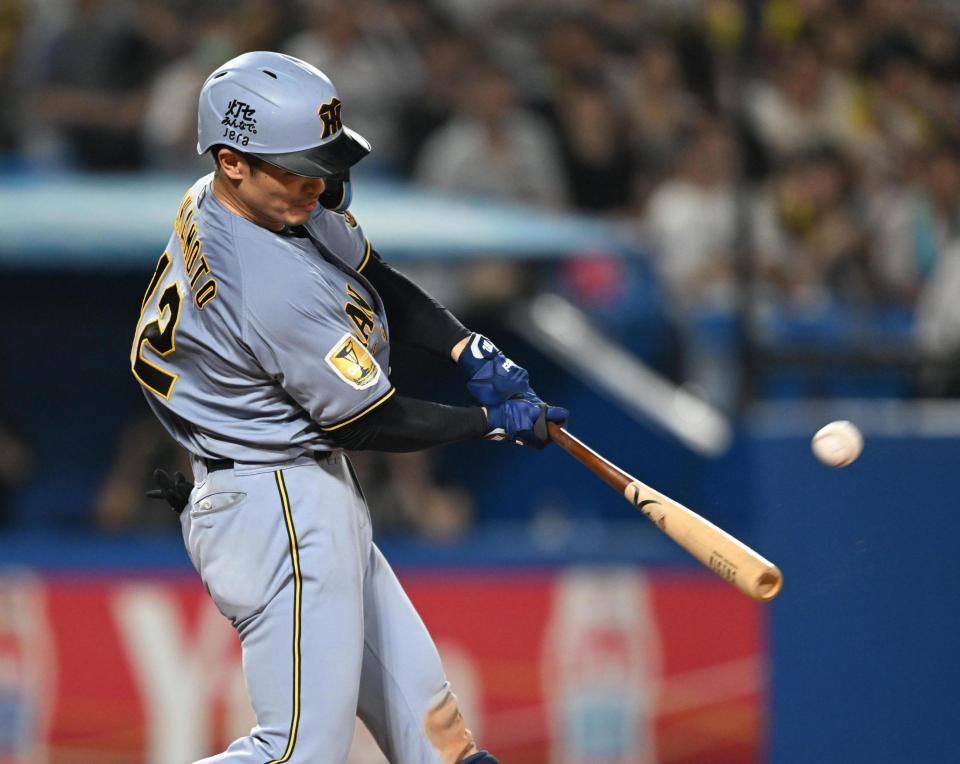 ６回、坂本が左中間に３ランを放つ（撮影・堀内翔）