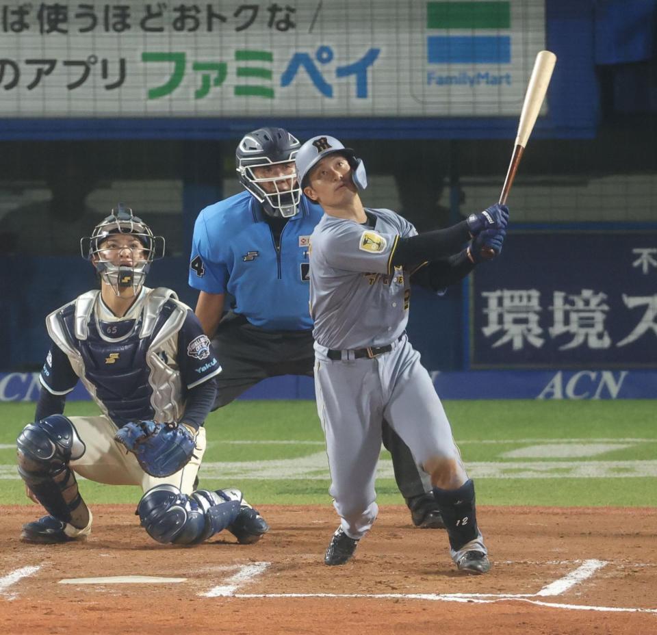６回、３ランを放つ坂本（撮影・金田祐二）