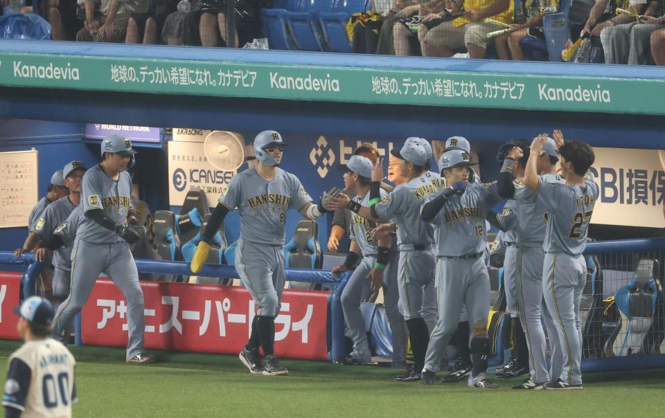 ６回、３ランを放ちナインに迎えられる坂本（撮影・金田祐二）
