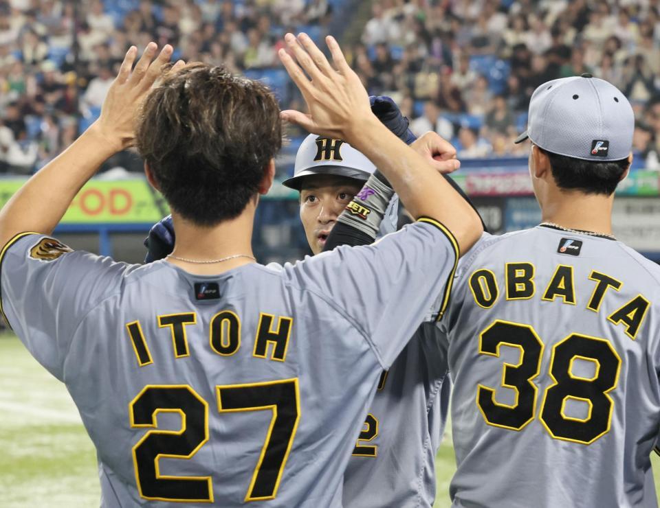 ６回、３ランを放った坂本は伊藤将に迎えられる（撮影・田中太一）