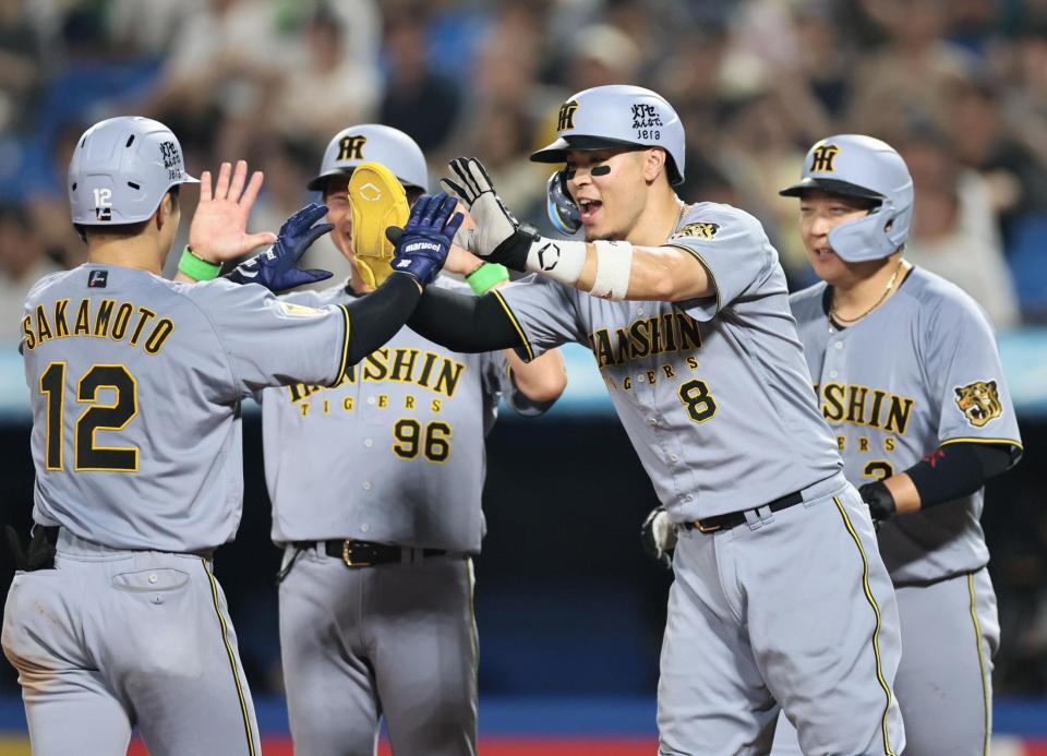 ６回、３ランを放った坂本を迎える佐藤輝（撮影・田中太一）