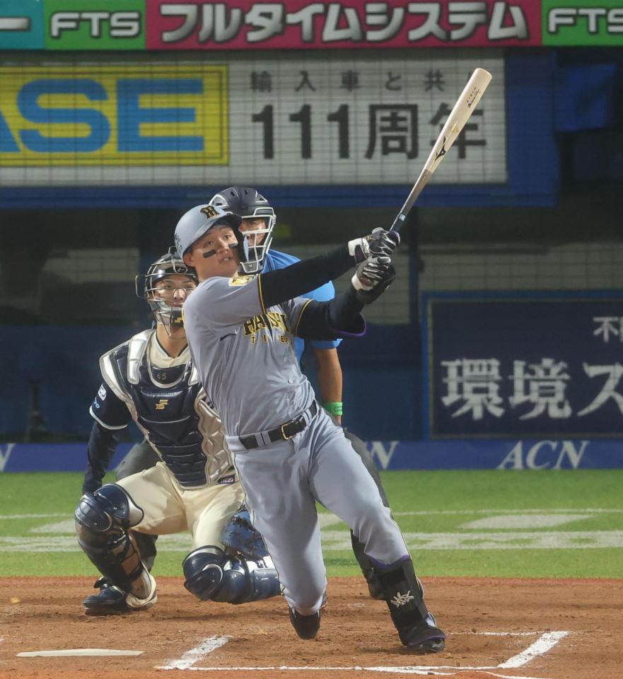 ３回、左越えに逆転２ランを放つ森下（撮影・金田祐二）