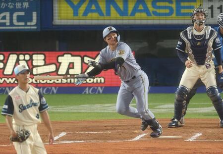 ３回、左越えに逆転２ランを放つ森下（撮影・金田祐二）