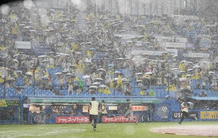 　１回、降雨中断する神宮球場（撮影・堀内翔）
