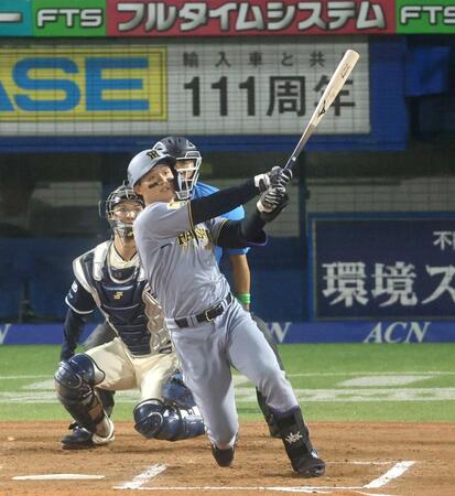 　３回、左越えに逆転２ランを放つ森下（撮影・金田祐二）