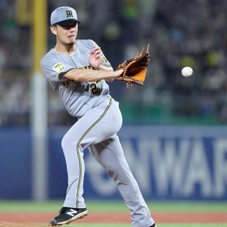 　２回、鈴木叶の強烈な打球にグラブを出す伊藤将（撮影・田中太一）