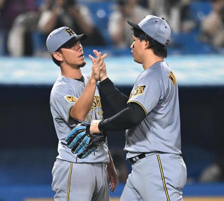 勝利を決めて森下（右）とタッチを交わす伊藤将（撮影・堀内翔）