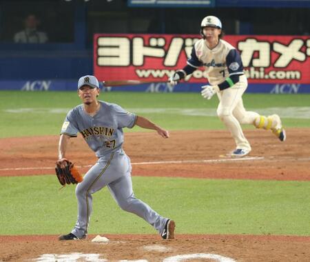 ２回、長岡に逆転適時二塁打を浴びる伊藤将（撮影・金田祐二）