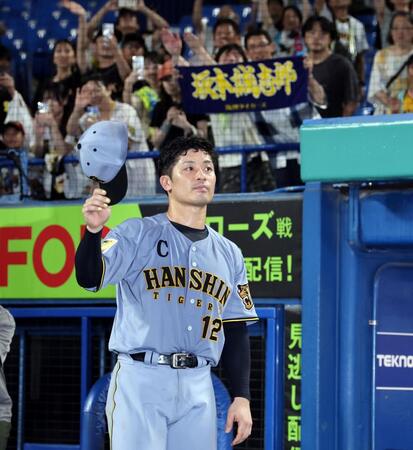 スタンドの声援に応える坂本（撮影・田中太一）