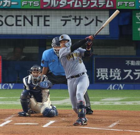１回、先制２点二塁打を放つ大山（撮影・金田祐二）