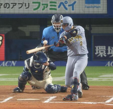 ６回、左前打を放つ大山（撮影・金田祐二）