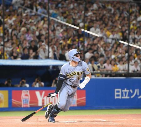 ３回、佐藤輝が右翼線に逆転の２点適時打を放つ（撮影・堀内翔）