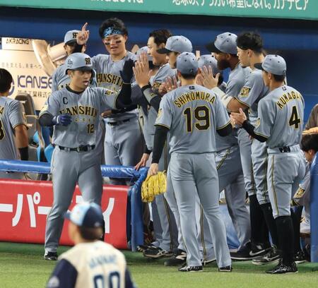 ４回、左越えソロを放ちナインに迎えられる近本（撮影・金田祐二）