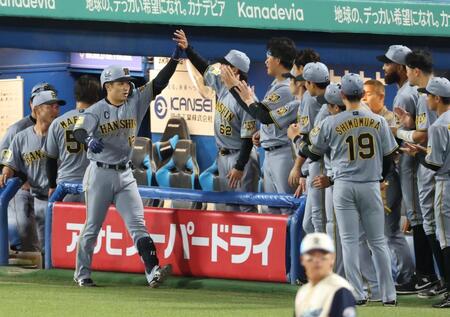 ４回、左越えソロを放ちナインに迎えられる近本（撮影・金田祐二）