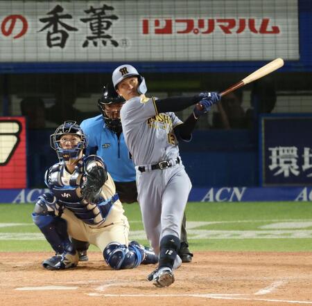 ４回、左越えソロを放つ坂本（撮影・金田祐二）