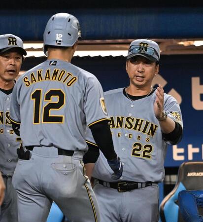 ４回、ソロを放った坂本（左）を迎える藤川監督（撮影・堀内翔）