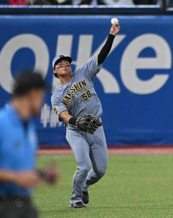 １回、悪送球する左翼手の前川（撮影・堀内翔）
