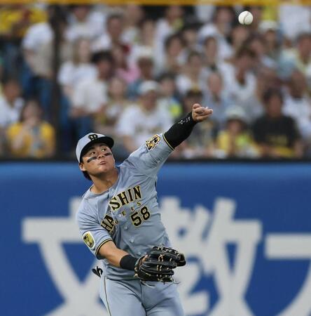 １回、増田の打球を悪送球する前川（撮影・田中太一）