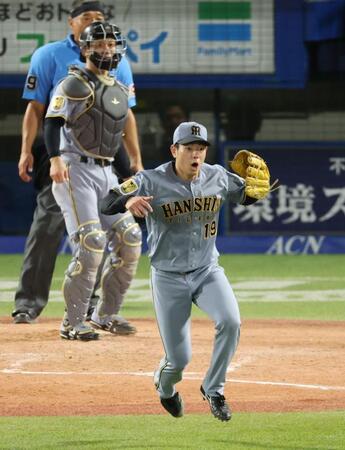 ４回、西村の打球を前川が落球し驚く下村（撮影・金田祐二）