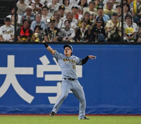 ４回、代打の西村の打球を失策する前川（撮影・堀内翔）