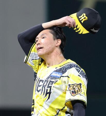 ６回、中村奨成に勝ち越しソロを打たれ汗をぬぐう湯浅（撮影・立川洋一郎）