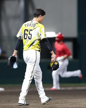 ６回、中村奨に勝ち越しソロを浴びる湯浅（撮影・立川洋一郎）