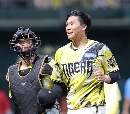 ６回表を投げ終え、長坂（左）と言葉を交わしベンチへ向かう湯浅（撮影・立川洋一郎）