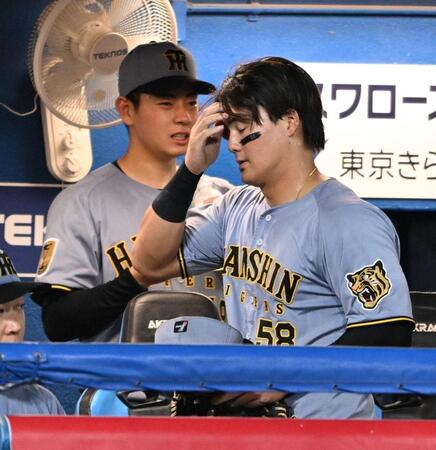 ４回、ベンチに戻り肩を落とす前川（撮影・堀内翔）