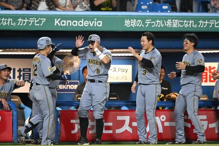 ９回、ソロを放った坂本（左端）を迎える（右から）森下、大山、佐藤輝（撮影・堀内翔）