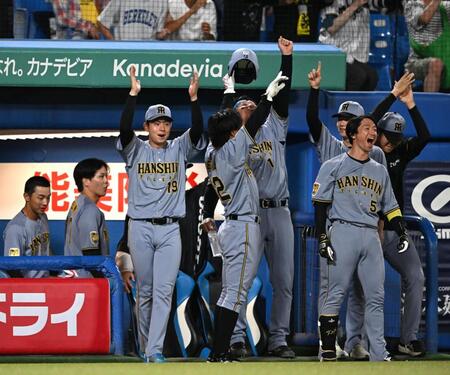 ９回、坂本がソロを放ち喜ぶ下村ら（撮影・堀内翔）