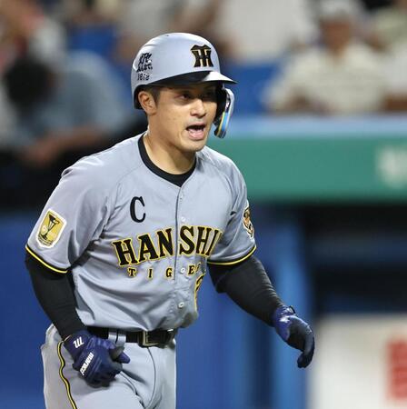 ９回、勝ち越しソロを放ち生還する坂本（撮影・田中太一）